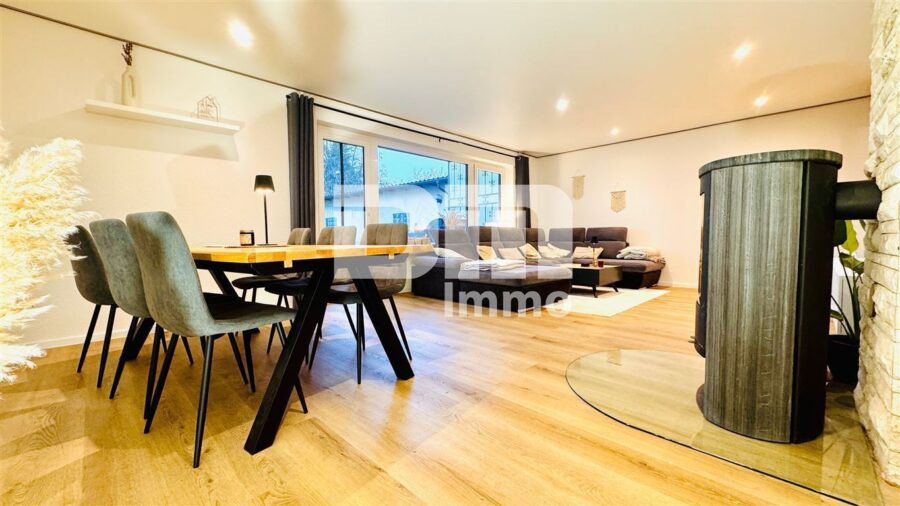 Gepflegtes Ein- bis Zweifamilienhaus + Garage, Terrasse und Balkon auf großem Grundstück - EG Wohn / Esszimmer / Kamin / Zugang Terrasse